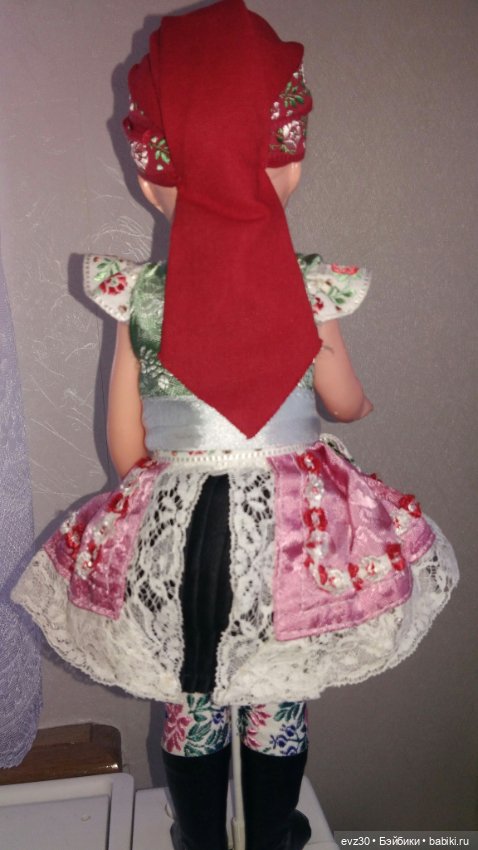 Сувенирная кукла в многослойном национальном костюме (фото 4)