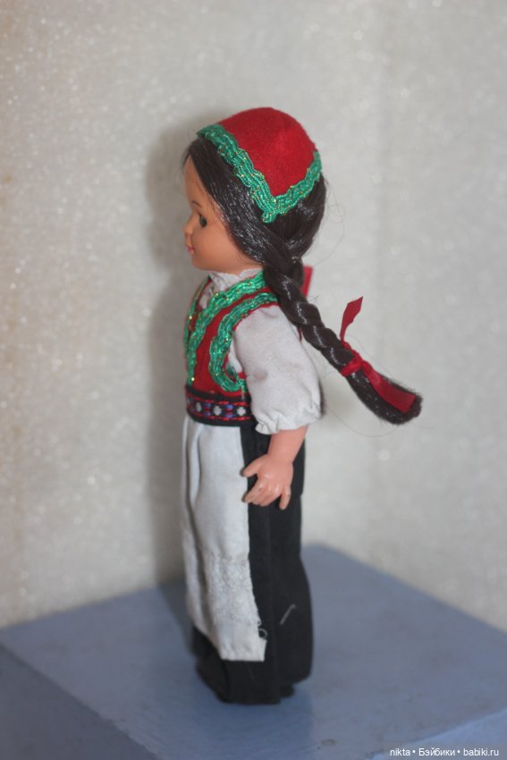 Маленькая сувенирная куколка в национальном костюме (фото 5)