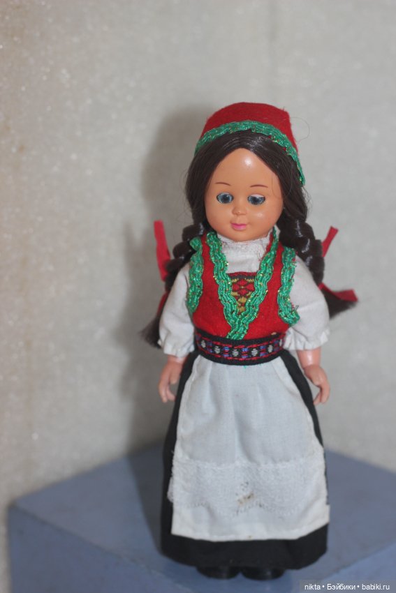 Маленькая сувенирная куколка в национальном костюме