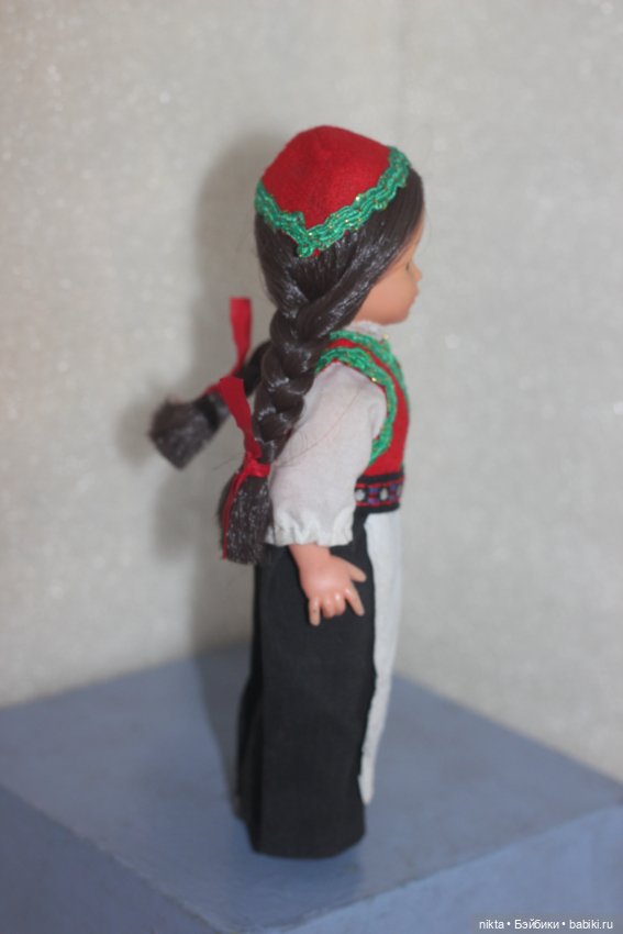 Маленькая сувенирная куколка в национальном костюме (фото 3)