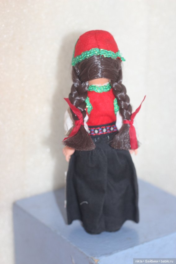 Маленькая сувенирная куколка в национальном костюме (фото 4)