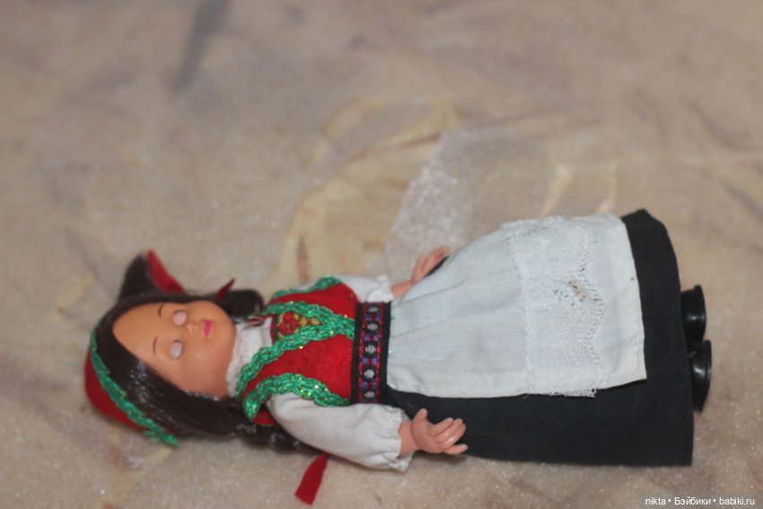 Маленькая сувенирная куколка в национальном костюме (фото 6)