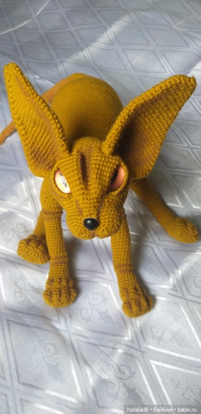 Вязаный сфинкс на металлическом каркасе