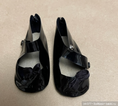 Пара обуви для куклы клеенка