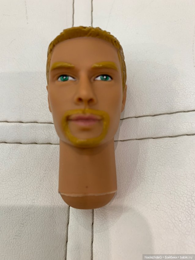 Экшен голова с зелеными глазами, нова