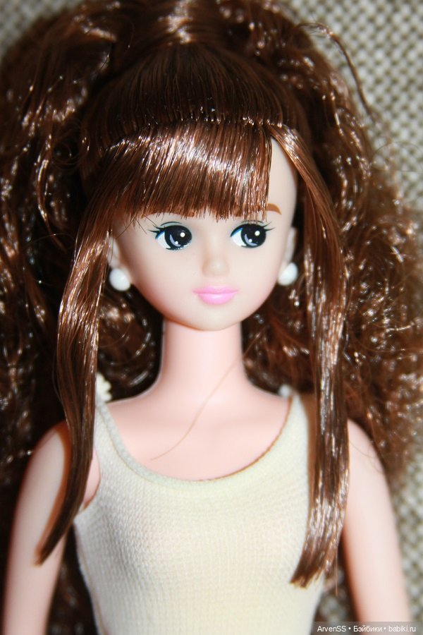 Подружка Дженни Кисара с пышной прической (фото 4)