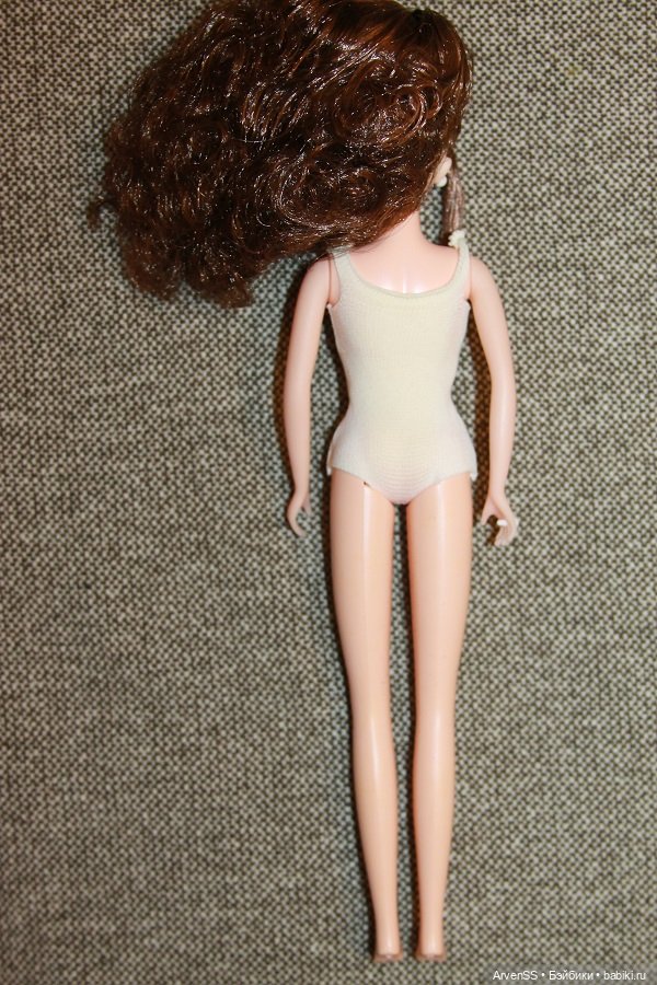 Подружка Дженни Кисара с пышной прической (фото 6)