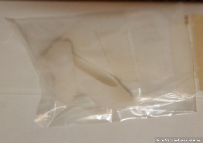 Подружка Дженни Кисара с пышной прической (фото 8)