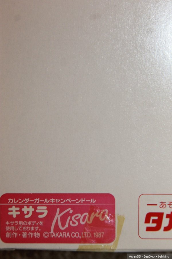 Подружка Дженни Кисара с пышной прической (фото 2)