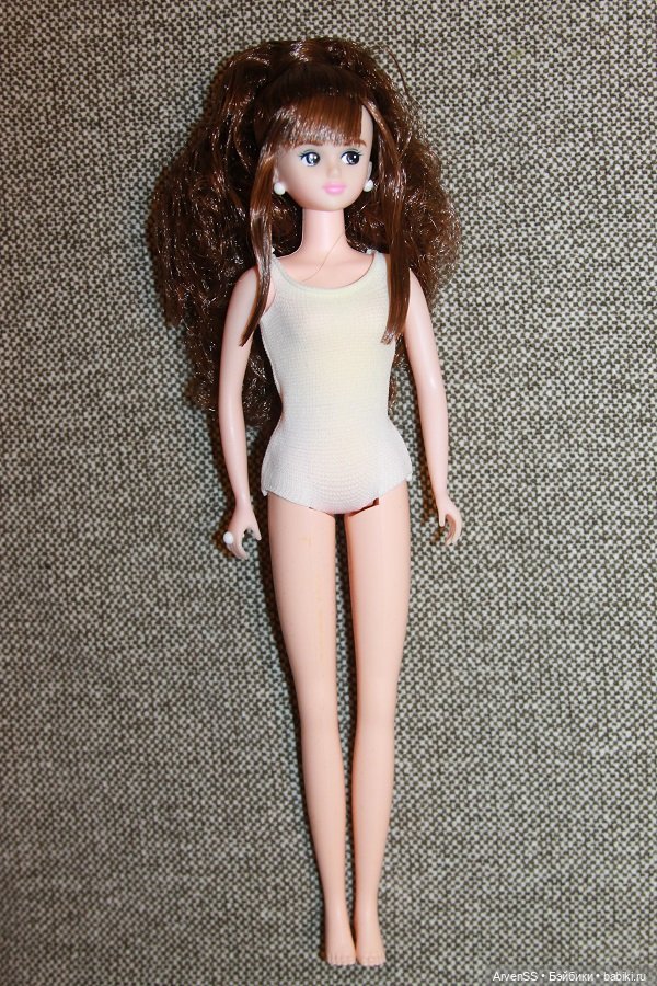 Подружка Дженни Кисара с пышной прической (фото 5)