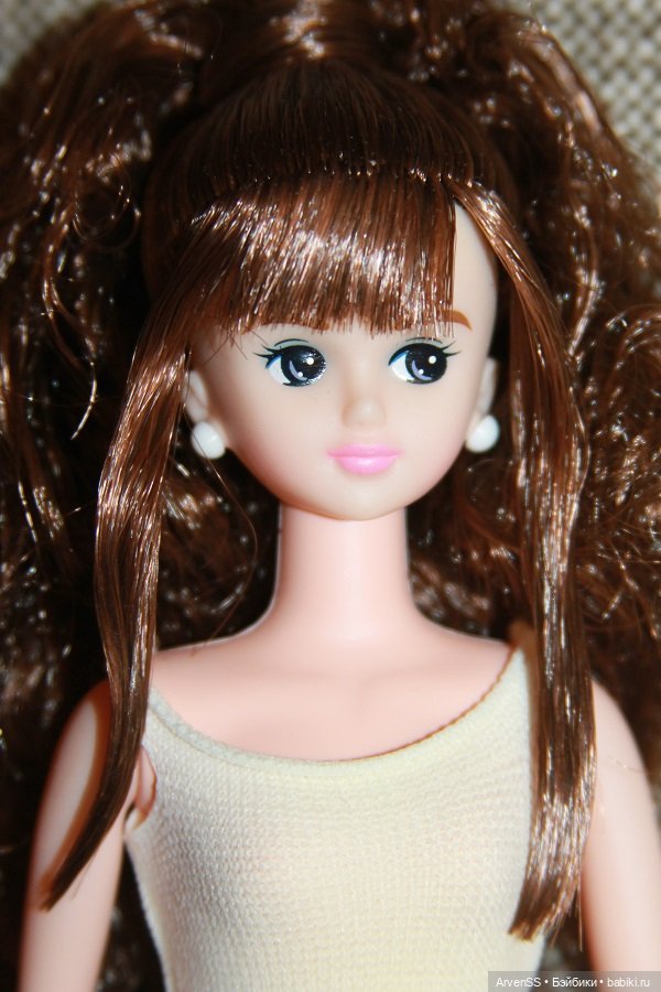 Подружка Дженни Кисара с пышной прической (фото 7)