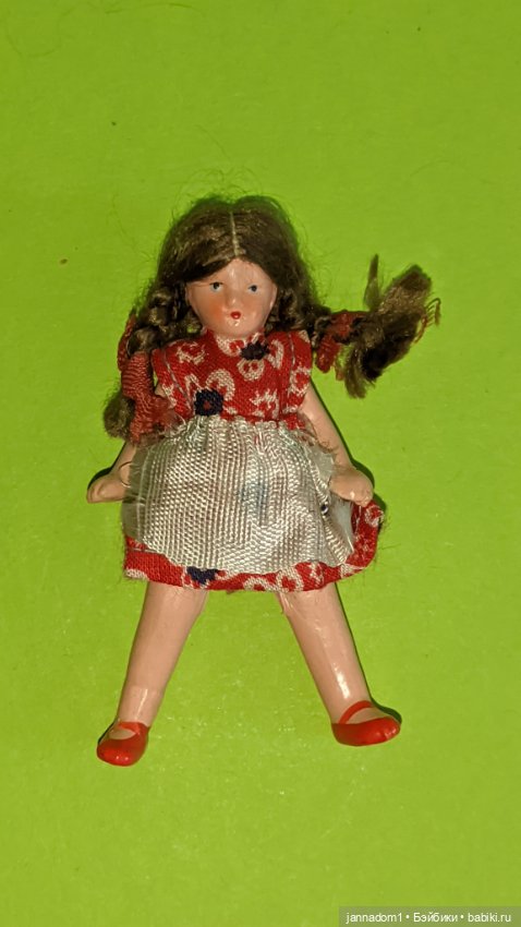 Керамическая немецкая куколка с косичками, высота 7 см