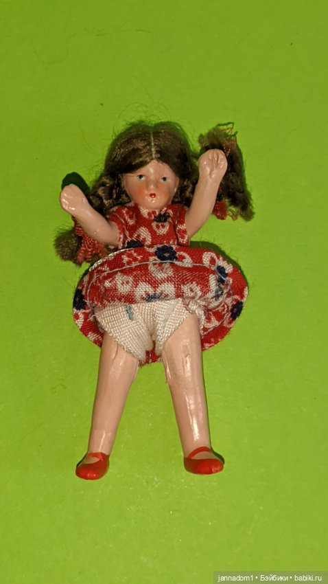 Керамическая немецкая куколка с косичками, высота 7 см (фото 2)