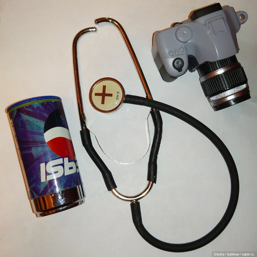 Стетоскоп, очки, фотоаппарат и банка пепси