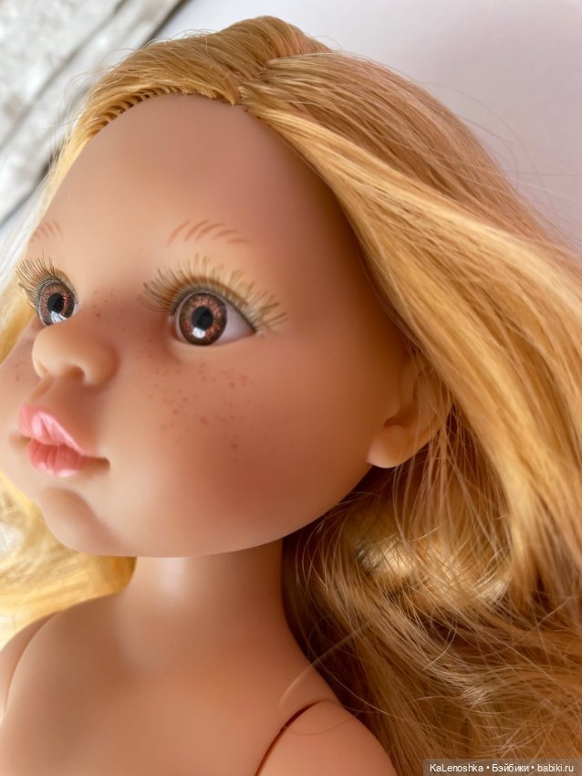 Даша с боковым пробором, медовыми глазами, золотыми волосами Паола Рейна(Paola Reina), нюд