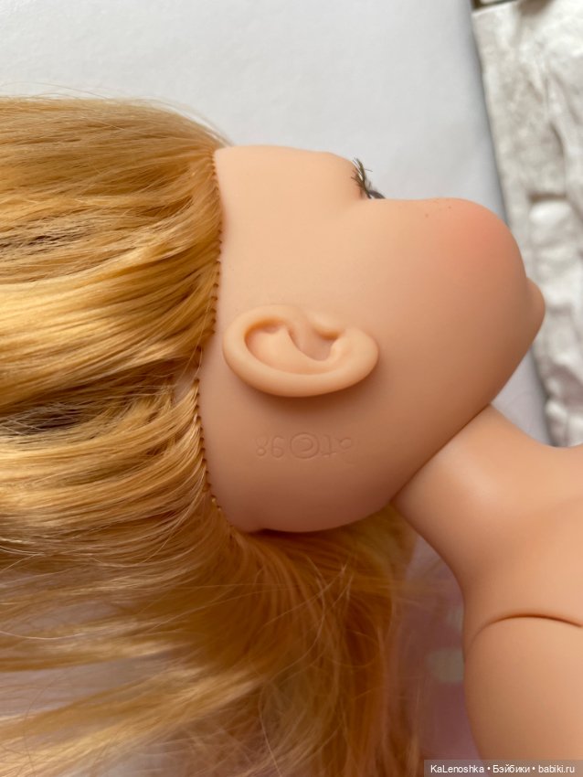 Даша с боковым пробором, медовыми глазами, золотыми волосами Паола Рейна(Paola Reina), нюд