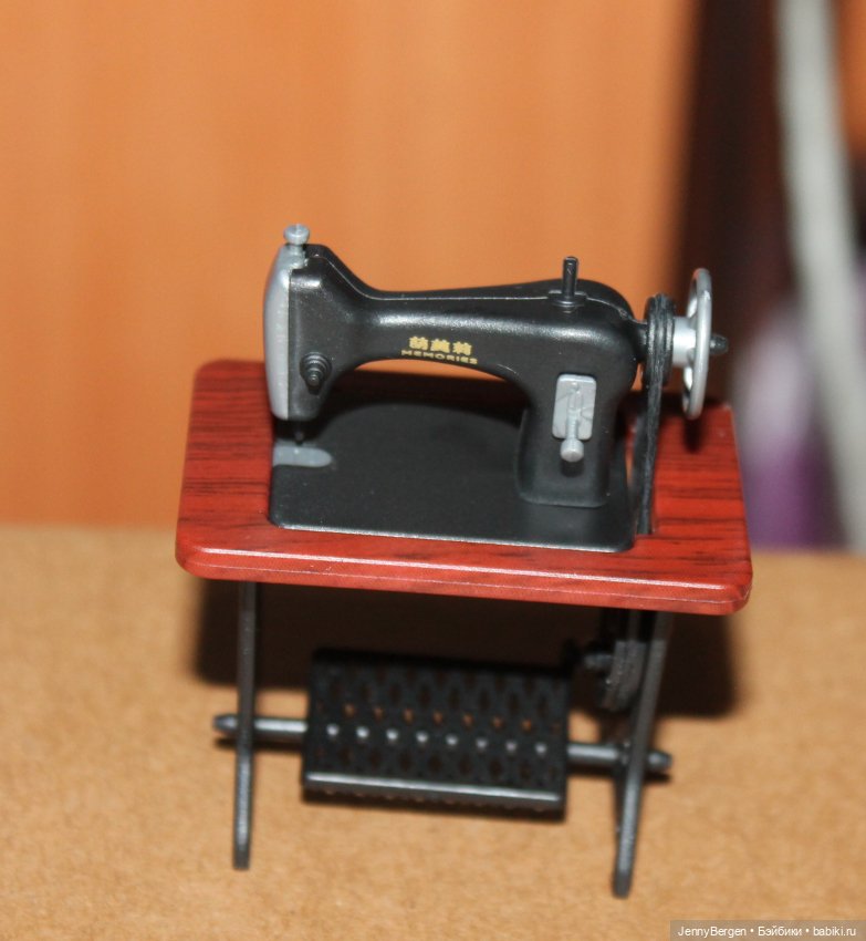 Миниатюрная швейная машинка