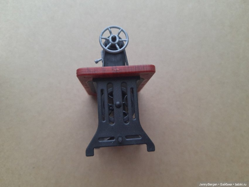 Миниатюрная швейная машинка (фото 7)