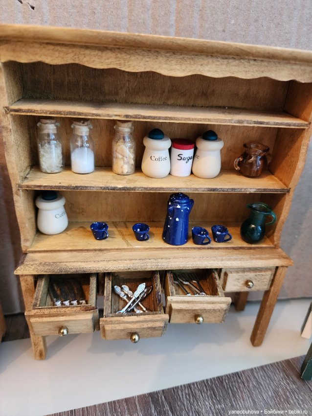 Мебель старенькая 50-60гг с миниатюрной посудой и утварью для кукольных домиков (фото 8)