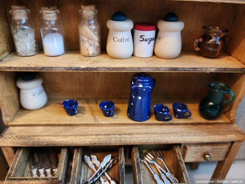 Мебель старенькая 50-60гг с миниатюрной посудой и утварью для кукольных домиков (фото 9)