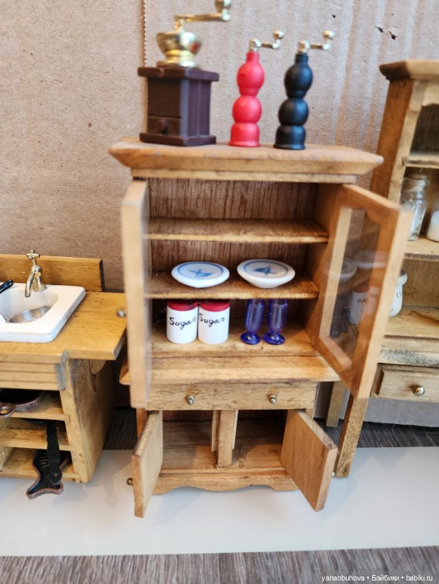 Мебель старенькая 50-60гг с миниатюрной посудой и утварью для кукольных домиков (фото 7)