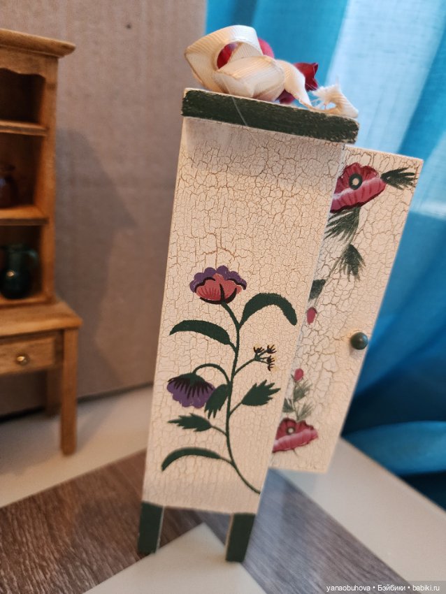 Мебель старенькая 50-60гг с миниатюрной посудой и утварью для кукольных домиков