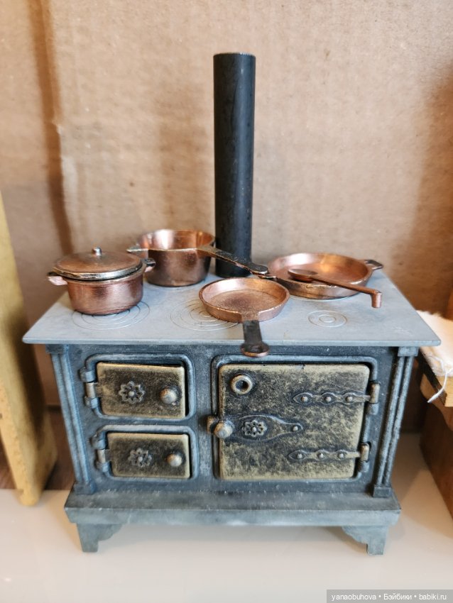 Мебель старенькая 50-60гг с миниатюрной посудой и утварью для кукольных домиков (фото 2)