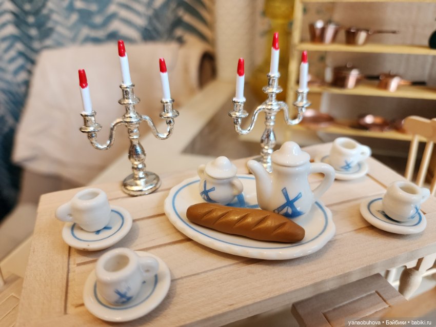 Мебель старенькая 50-60гг с миниатюрной посудой и утварью для кукольных домиков