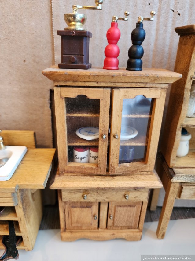 Мебель старенькая 50-60гг с миниатюрной посудой и утварью для кукольных домиков (фото 6)