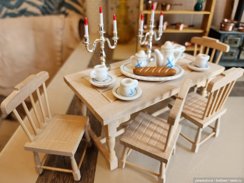 Мебель старенькая 50-60гг с миниатюрной посудой и утварью для кукольных домиков