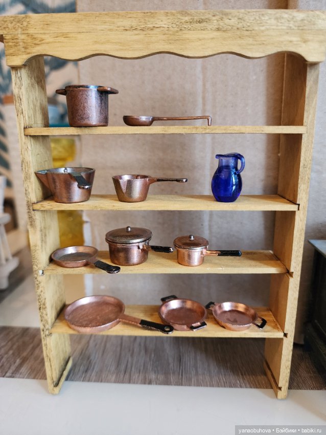 Мебель старенькая 50-60гг с миниатюрной посудой и утварью для кукольных домиков