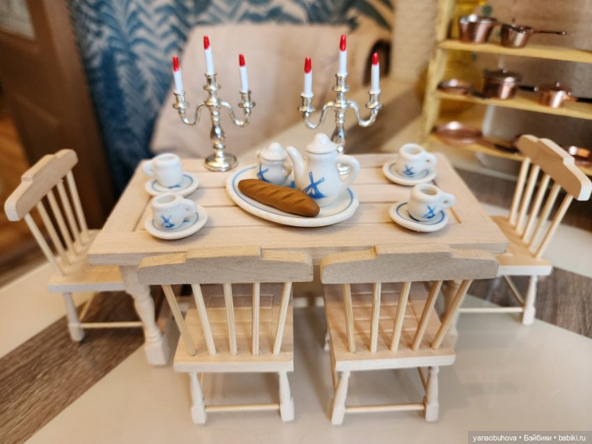 Мебель старенькая 50-60гг с миниатюрной посудой и утварью для кукольных домиков
