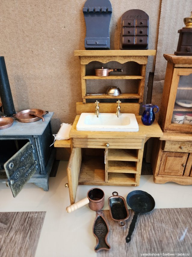 Мебель старенькая 50-60гг с миниатюрной посудой и утварью для кукольных домиков (фото 5)