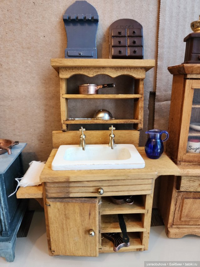 Мебель старенькая 50-60гг с миниатюрной посудой и утварью для кукольных домиков (фото 4)