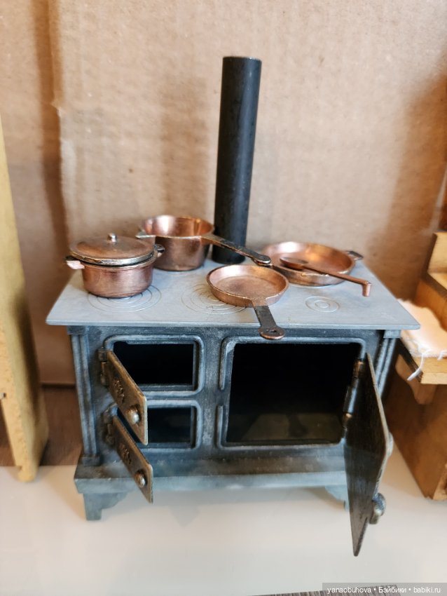 Мебель старенькая 50-60гг с миниатюрной посудой и утварью для кукольных домиков (фото 3)