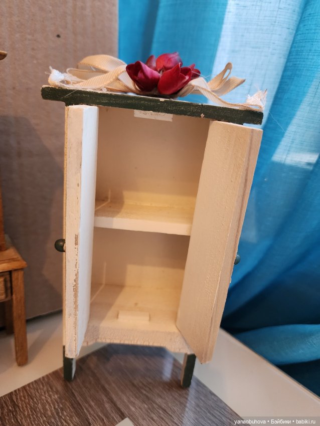 Мебель старенькая 50-60гг с миниатюрной посудой и утварью для кукольных домиков