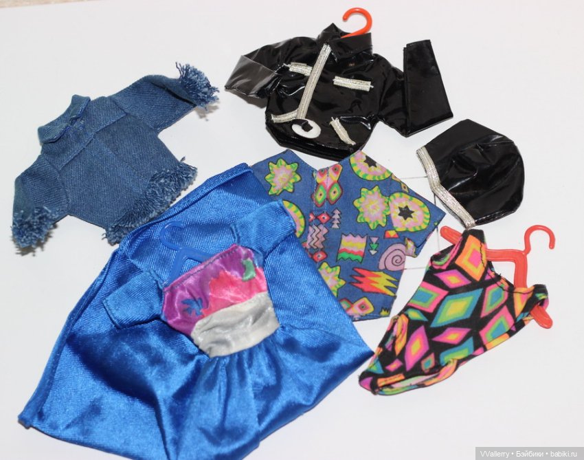 Синий лот разной одежды на барби