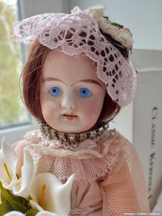 Антикварная маленькая кукла