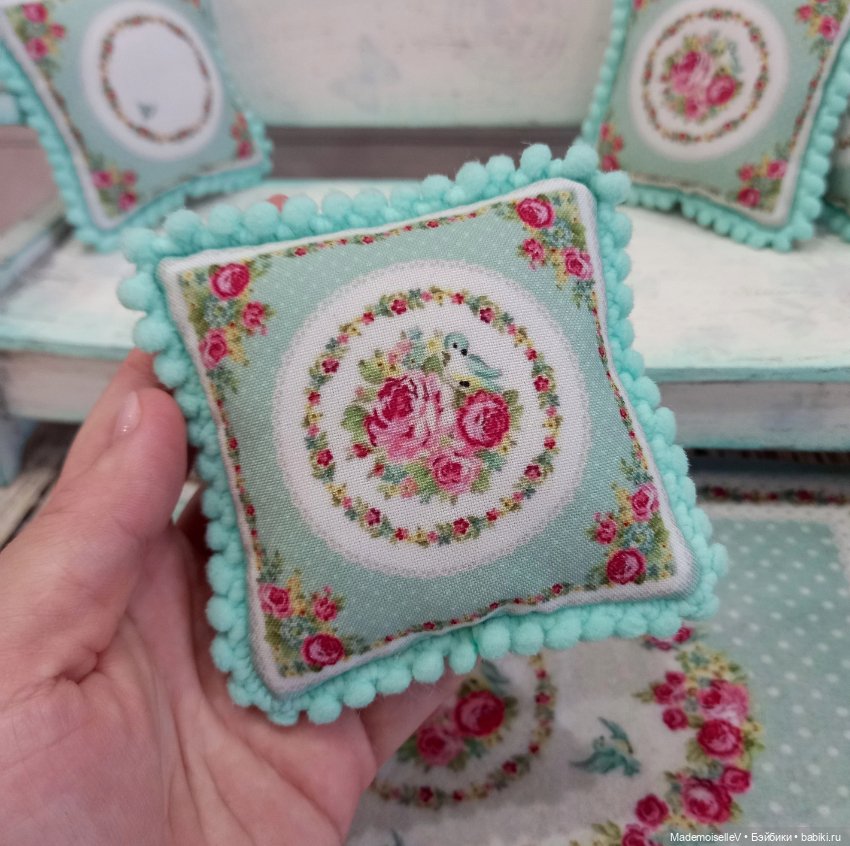 Ковер, подушки Аквамарин — Текстиль для кукольного интерьера (фото 7)