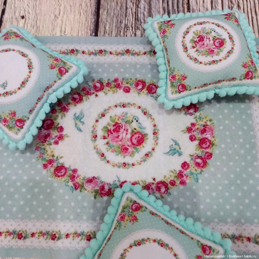 Ковер, подушки Аквамарин — Текстиль для кукольного интерьера (фото 6)