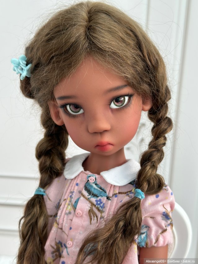 Мики кофе тан от Кайе Вигс с мейком от известного мастера Карины