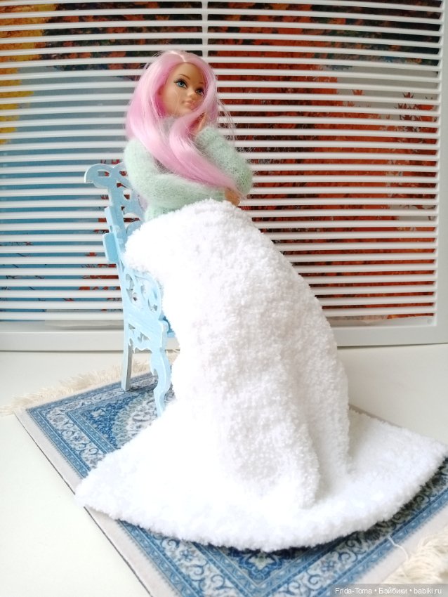 Кресло винтаж резное крашеное и плед для кукол формата 1/6 для румбокса фотозоны кукольного домика (фото 3)