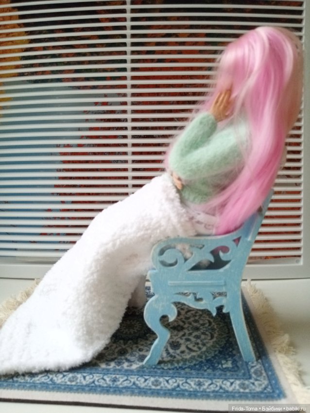 Кресло винтаж резное крашеное и плед для кукол формата 1/6 для румбокса фотозоны кукольного домика (фото 2)