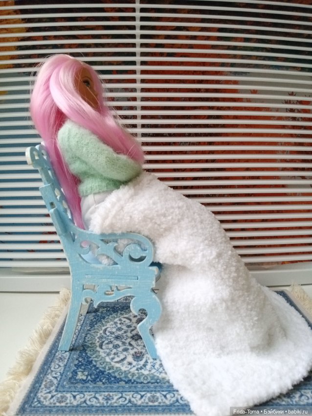 Кресло винтаж резное крашеное и плед для кукол формата 1/6 для румбокса фотозоны кукольного домика (фото 4)