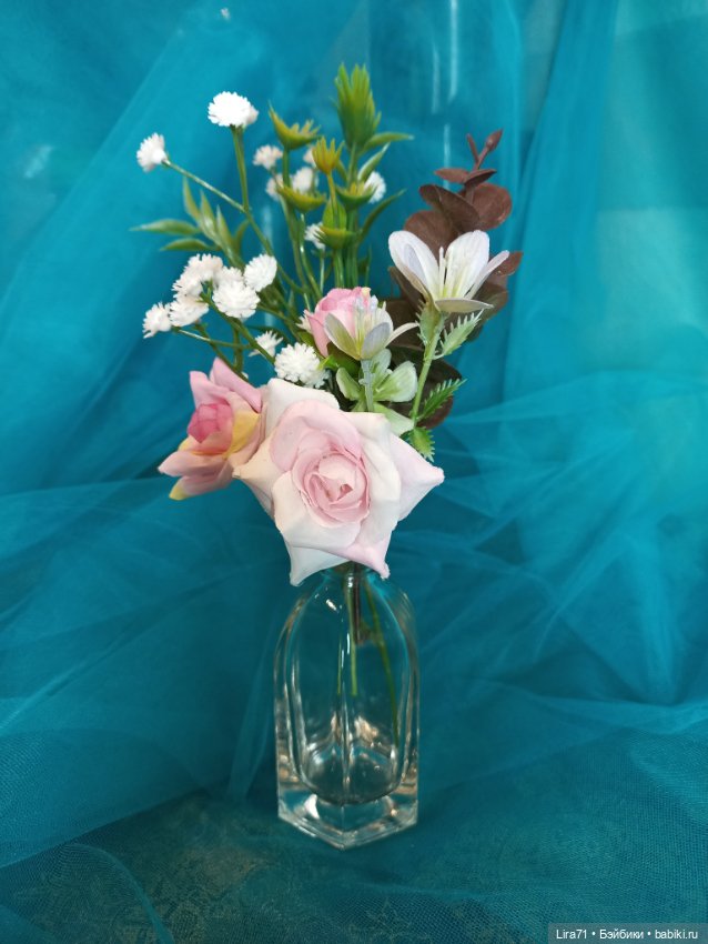 Декоративный букетик в стеклянной вазе