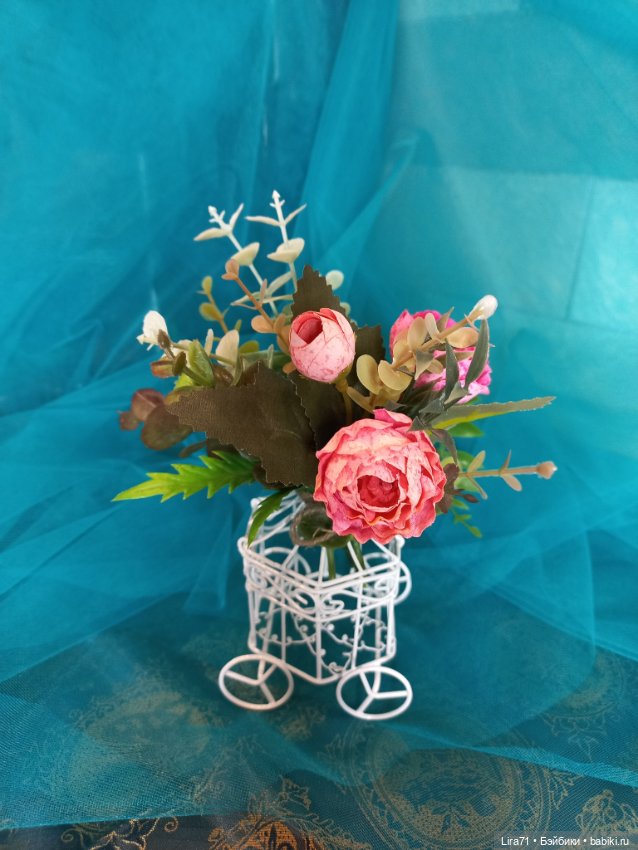 Букетик цветов в декоративной металлической клетке для интерьера (фото 4)