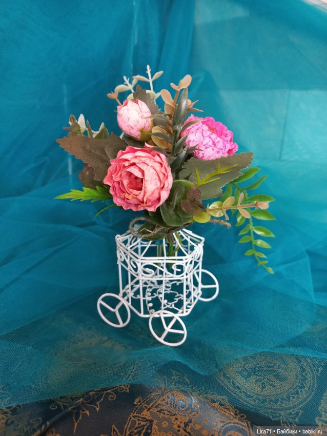 Букетик цветов в декоративной металлической клетке для интерьера (фото 5)