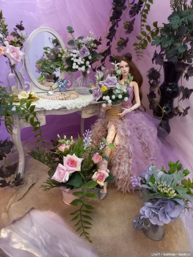 Букет цветов в металлическом ведерке