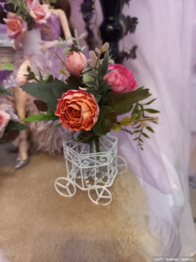Букетик цветов в декоративной металлической клетке для интерьера (фото 9)