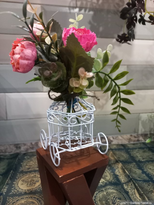Букетик цветов в декоративной металлической клетке для интерьера (фото 2)